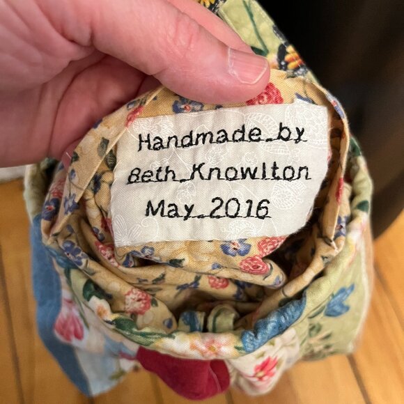 Handmade Quilted Floral Crossbody Bag with Toggle Closure - Picture 5 of 7